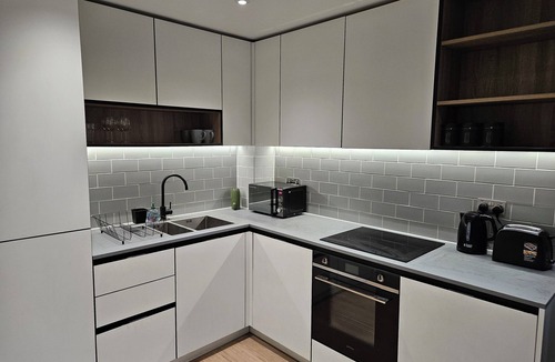 Whittington Apartment | Luxury 2BR 2Bath Flat in London |Balcony|Parking|Short walk to Colindale station