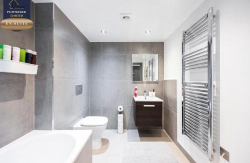West Kensington Apartment | Luxury 2BR 2Bath Flat Walk to Tube West Ken