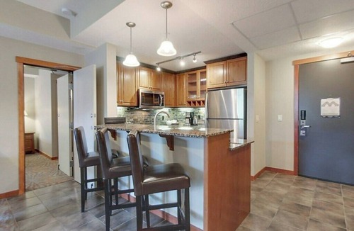 Canmore Condo | Luxury 2BR/2Bath, sleeps 8 with Pool & Hot Tub