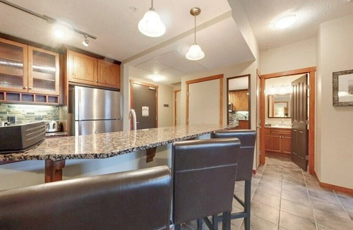 Canmore Condo | Luxury 2BR/2Bath, sleeps 8 with Pool & Hot Tub