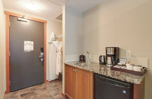 Canmore Condo | Luxury 2BR/2Bath, sleeps 8 with Pool & Hot Tub