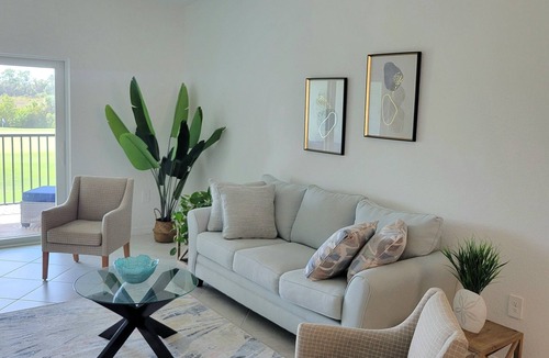 Venice Condo | Luxury 2BR+Den Condo Resort Style Vacation Tiki bar Sleeps 6