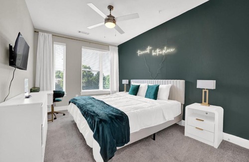 Cumberland Apartment | Luxury 2BR Retreat Near The Battery - 2 King Bed Beds - FREE Parking