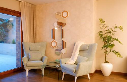 Odivelas Apartment | Luxury 2BR Spacious & Stylish with Patio near Metro