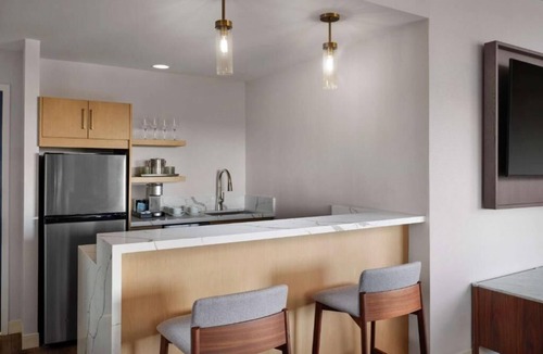 White Plains Hotel | Luxury 2BR Unit for a Cozy Stay! Near Downtown, Onsite Restaurant, Free Shuttle