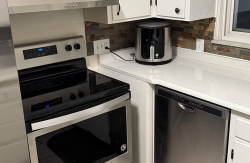 Ottawa Apartment | Luxury 2BR with spa bath, huge kitchen & living room—prime Toledo location!