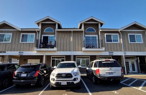 Burien Condo | Luxury 3 bed 2 full bath condo in gated community.