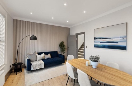 Grove Green Apartment | Luxury 3-Bed London House, 10-Min Walk to Tube
