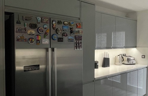 Leigh House | Luxury 3-Bed Retreat with 75 Inch TV, Gym, Sauna, Home Office, Xbox/Switch & BBQ