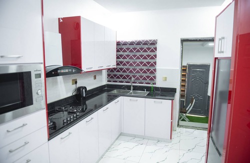 Abuja House | Luxury 3 Bedroom Apart - 24Hrs Elect/WIFI/Security (Yellow)