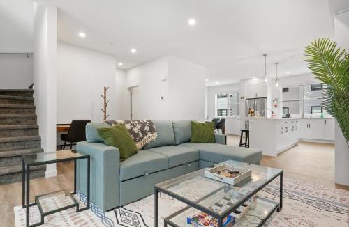 Southwest Calgary House | Luxury 3 Bedrooms Spacious Townhome, 2 Car Garage, Sleeps 8, Heater & AC, King Bed, Easy Ski Access, Next to WinSport, 10km from Calgary Downtown, Near Banff