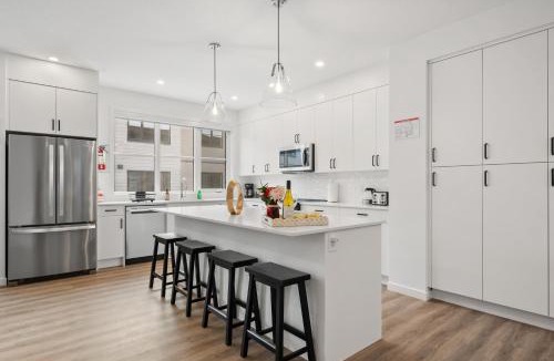 Southwest Calgary House | Luxury 3 Bedrooms Spacious Townhome, 2 Car Garage, Sleeps 8, Heater & AC, King Bed, Easy Ski Access, Next to WinSport, 10km from Calgary Downtown, Near Banff