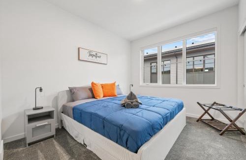 Southwest Calgary House | Luxury 3 Bedrooms Spacious Townhome, 2 Car Garage, Sleeps 8, Heater & AC, King Bed, Easy Ski Access, Next to WinSport, 10km from Calgary Downtown, Near Banff