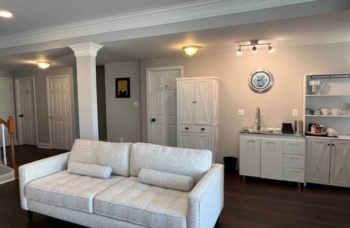 Nauck House | Luxury 3 BR 1.5 Baths Lower Level Unit: Nonsmoking