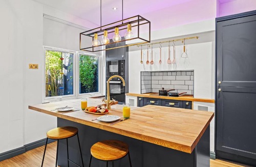 Leigh Apartment | Luxury 3 BR Home with Fast Wifi and Pool Table