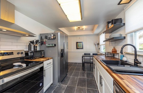 South Euclid House | Luxury 3 BRB, 2 full bath rehabbed unit 10 min from Cleveland Clinic and UH !