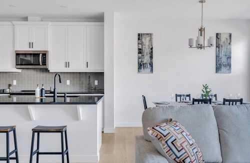Southeast Calgary House | Luxury 3BDR large House-4 mins to Seton Hospital-Parking/Pet Free