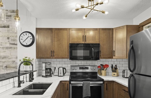 Cougar Creek House | Luxury 3BDRM - Chic Mountain Escape - BBQ/Fire Table