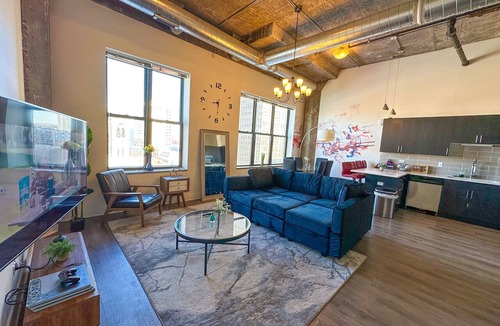 Near South Side Apartment | Luxury 3BR Duplex with Private Rooftop Penthouse with Views Near McCormick Place