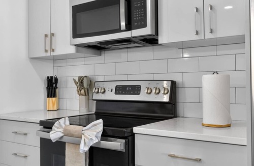 Allston Apartment | Luxury 3BR | Free Parking | Harvard/BU | ROKU TV