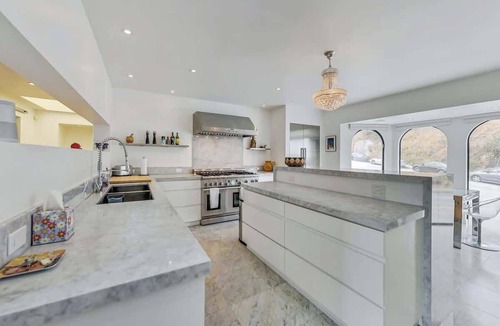 Eureka Valley House | Luxury 3BR Home - Pano Views, Steam room & Deck