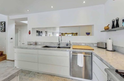 Eureka Valley House | Luxury 3BR Home - Pano Views, Steam room & Deck