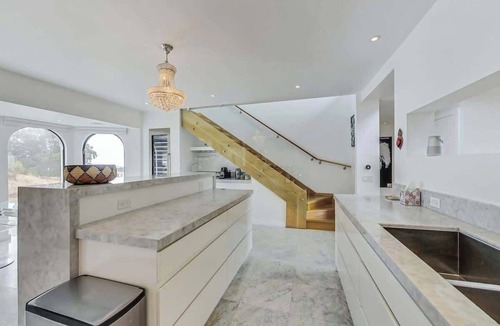 Eureka Valley House | Luxury 3BR Home - Pano Views, Steam room & Deck