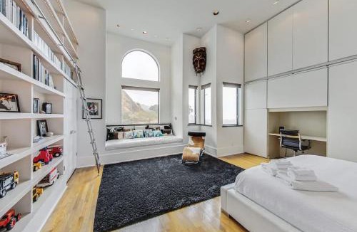Eureka Valley House | Luxury 3BR Home - Pano Views, Steam room & Deck