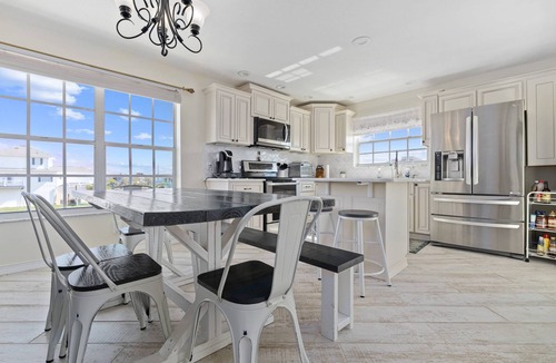 Hudson Beach Estates House | Luxury 3BR Waterfront Escape and Boaters Dream w/Heated Pool, Jacuzzi & Private Dock – Gulf Access!