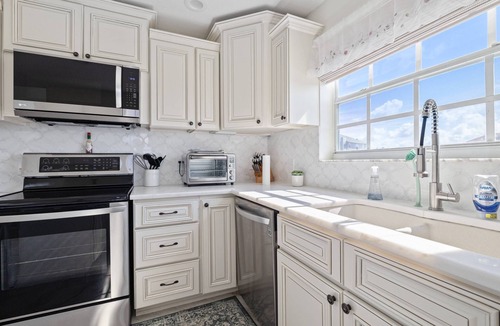 Hudson Beach Estates House | Luxury 3BR Waterfront Escape and Boaters Dream w/Heated Pool, Jacuzzi & Private Dock – Gulf Access!