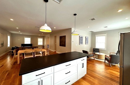 Montgomery House | Luxury 3BR with King Beds in Montgomery Village