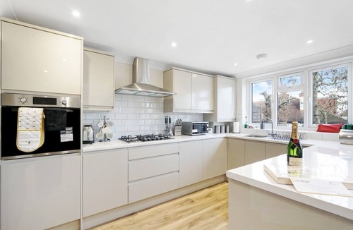 Wembley Park House | Luxury 4 Bed house in Wembley - Garden