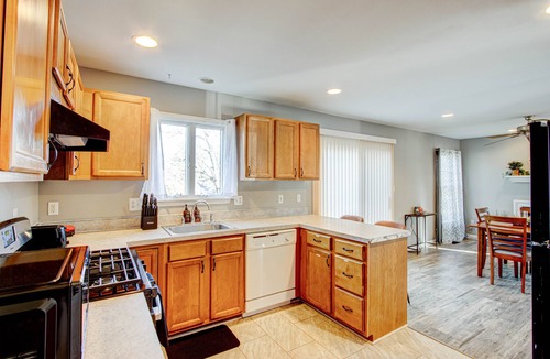 Rossville House | Luxury 4 bed King Suite! Mins to Towson!