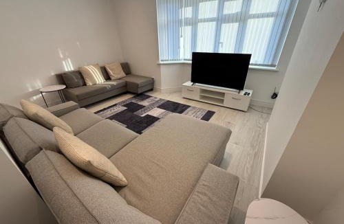 Pinner South House | Luxury 4 Bedroom House in Harrow with Free Parking