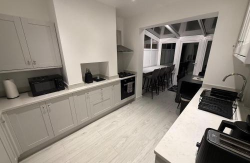 Pinner South House | Luxury 4 Bedroom House in Harrow with Free Parking