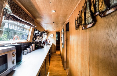 Tollcross Boat Rental | Luxury 4* Floating Houseboat in the heart of Edinburgh City Centre