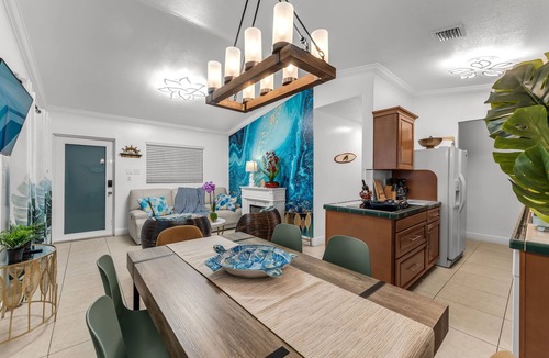 Tavernier House | Luxury 4B/3B, Private Canal, Kayaks, 13 ft Hot Tub, 4 H Mini-Golf & Pedal Boat.