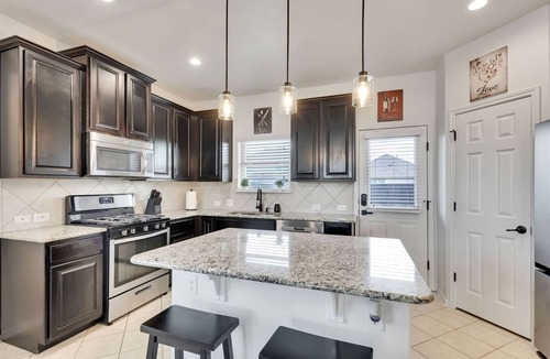 Buda House | Luxury 4BR 2 5BA Home EV Charger Pool Access