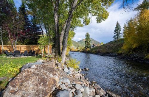 Crested Butte South House | Luxury 4BR Riverfront Home with Hot Tub Near Ski