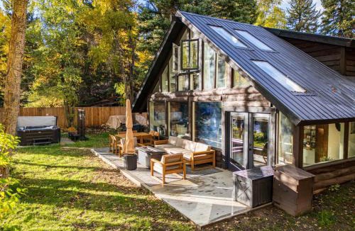 Crested Butte South House | Luxury 4BR Riverfront Home with Hot Tub Near Ski