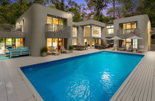 Noyack House | Luxury - 5 bdrs, 6 baths, Tennis Crt, Heated Pool, Basketball, Hot tub, 2.4 acrs