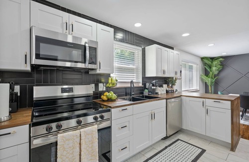 Westwood House | Luxury 5-bedroom House in Charming Cincinnati with Gym, AC, Grill and Smart TVs.