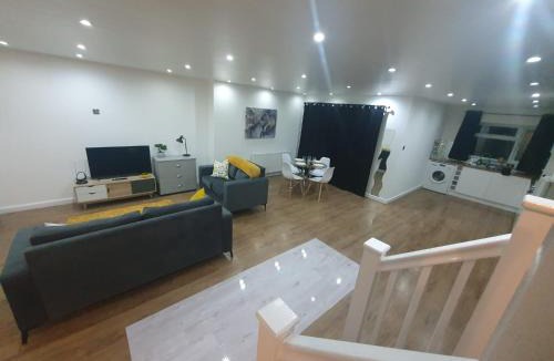 Luton Apartment | Luxury 5 - Spacious Contractor's Delight with 4 Bedrooms and Ample Driveway Parking
