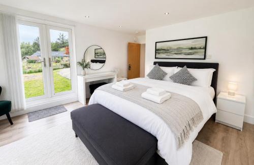 Hillingdon House | Luxury 5BDR Riverside Retreat near Uxbridge