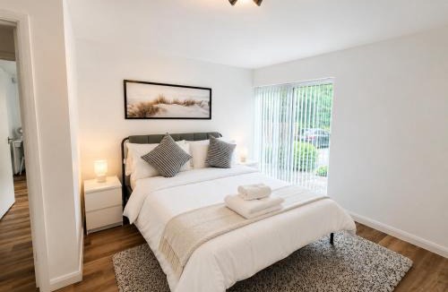 Hillingdon House | Luxury 5BDR Riverside Retreat near Uxbridge