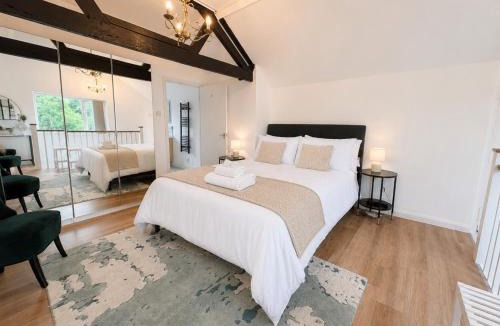 Hillingdon House | Luxury 5BDR Riverside Retreat near Uxbridge