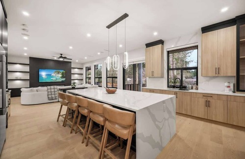Langley House | Luxury 5BR Modern Home Huge Open Layout