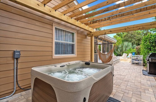 West Bradenton House | Luxury 5BR w/Pool, Spa & Game Room near AMI