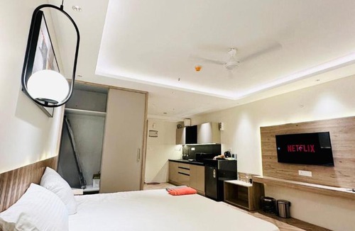 Jaypee Greens Apartment | Luxury 5star Flat, Urgent Check-in Available!