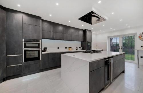Windsor House | Luxury 6-Bed 6-Bath Home Near LEGOLAND with Parking